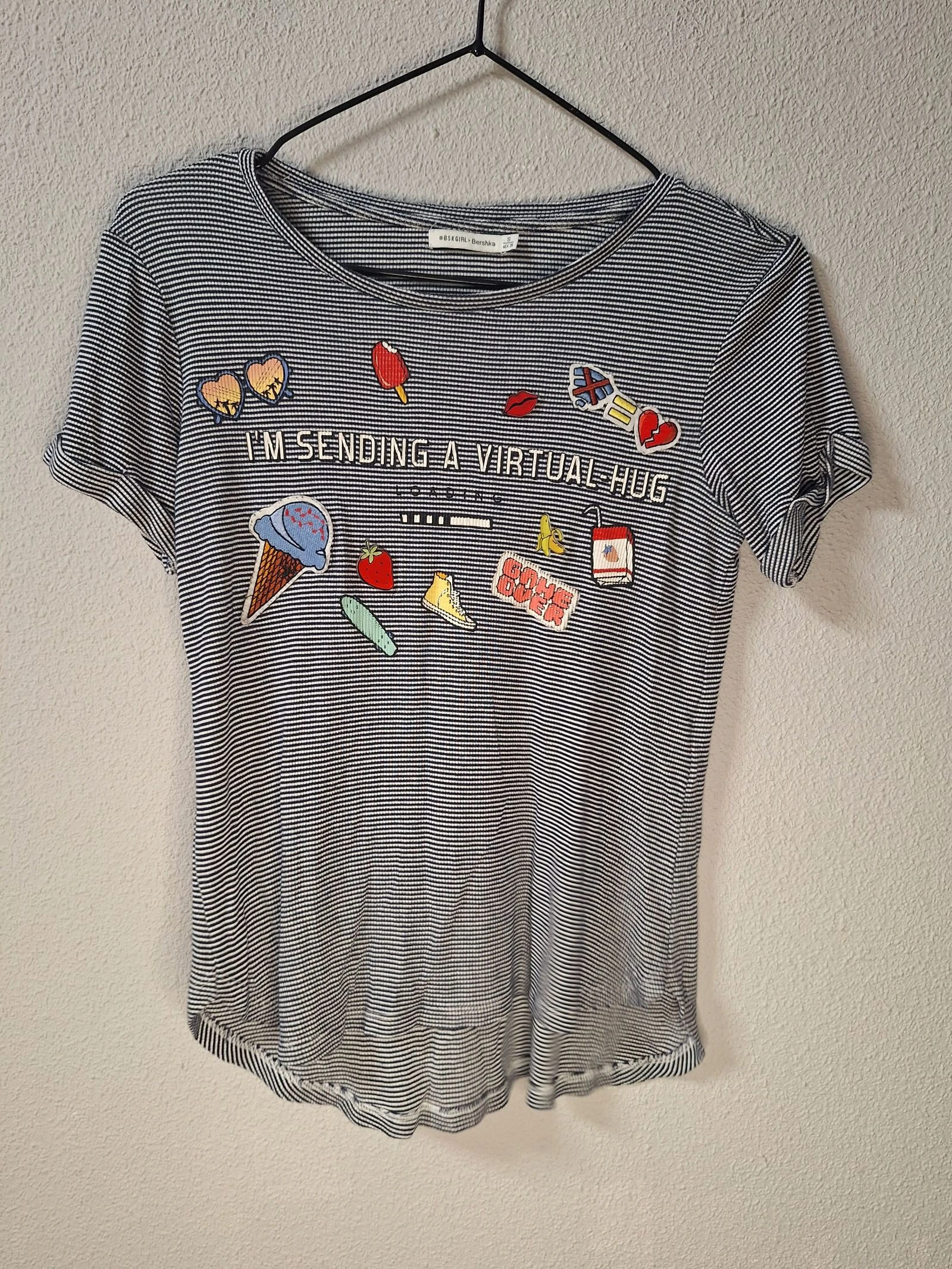 Camiseta Bershka de rayas con parches bordados T.S